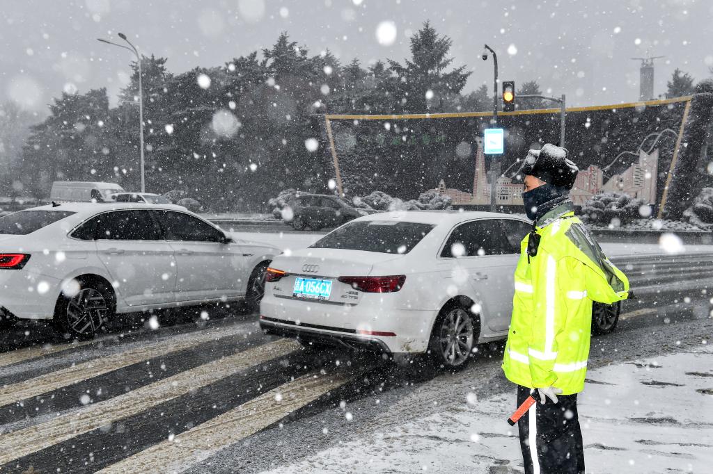 东北地区迎今冬首场大范围寒潮暴雪 多地有力应对保民生保运转