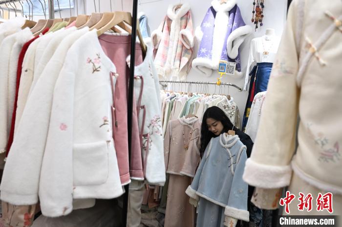 浙江杭州“新中式”服饰年前热销 商家订单需排期